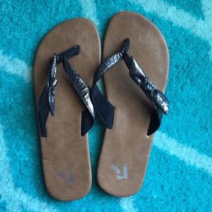 🦊 EUC Metallic bow Report flip flops